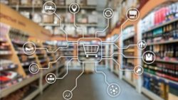 Symbolic image for unified commerce: a shopping cart icon connected to icons for logistics, payment, location, etc.; blurred image of a supermarket aisle with shelves in the background